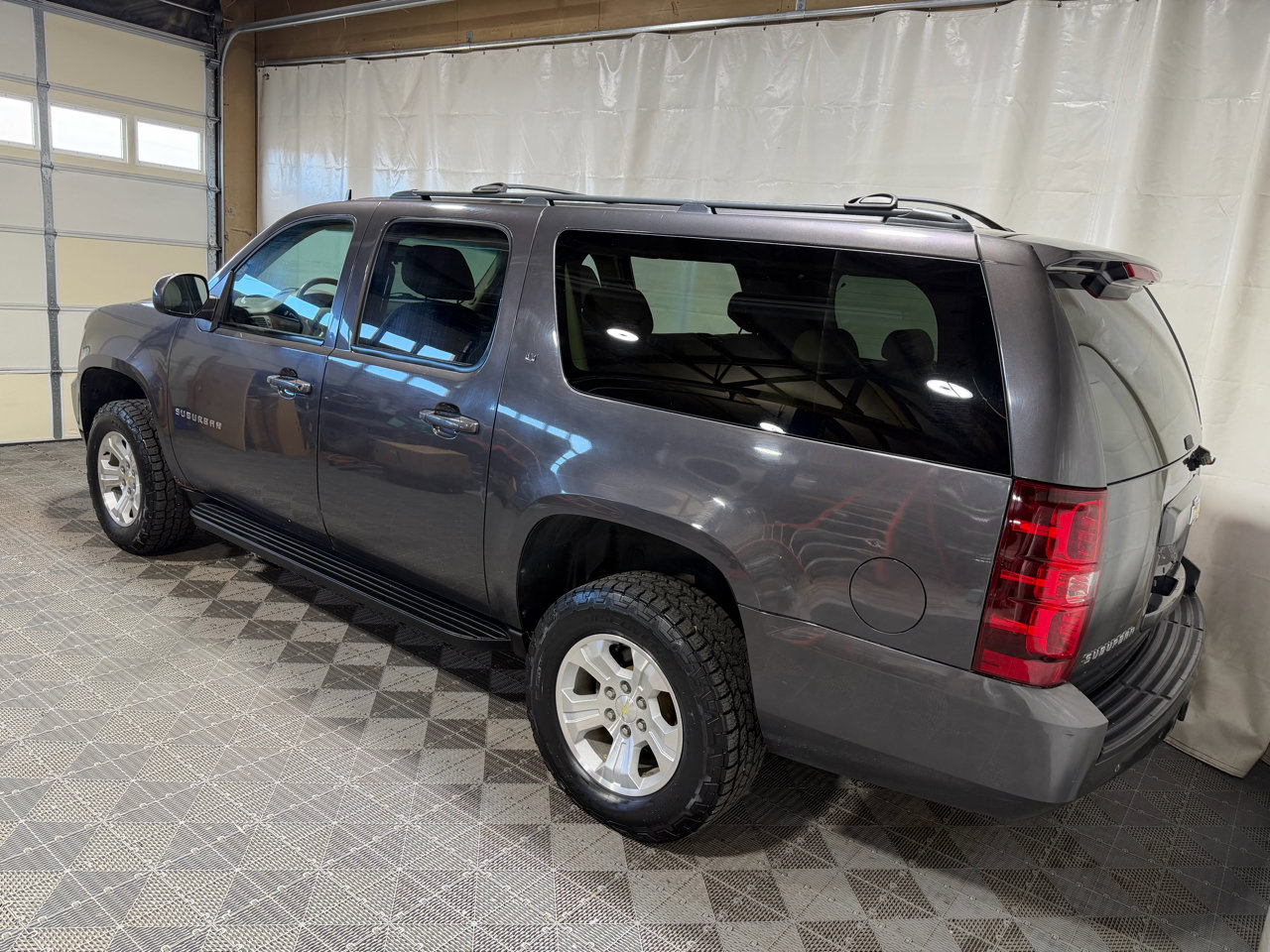 Used 2010 Chevrolet Suburban LT image 4