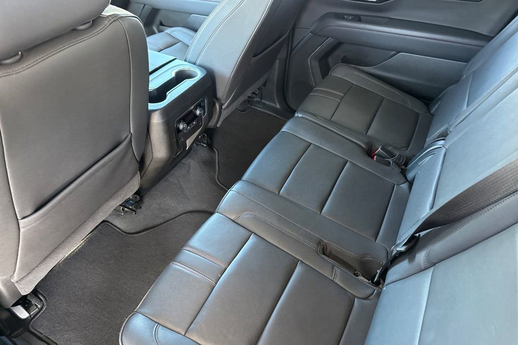 Used 2025 Chevrolet Suburban RST image 6