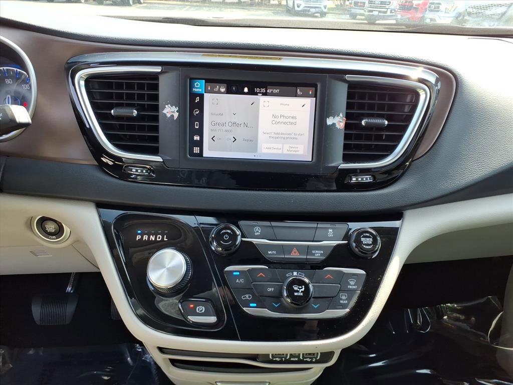 Used 2023 Chrysler Voyager LX image 10