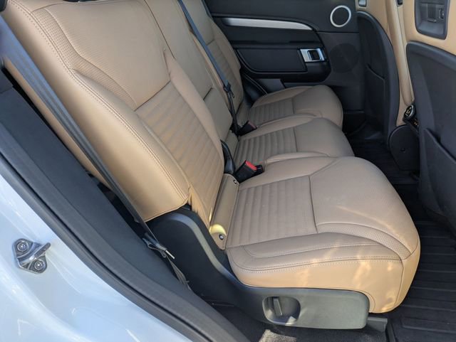 Used 2025 Land Rover Discovery Dynamic SE image 17