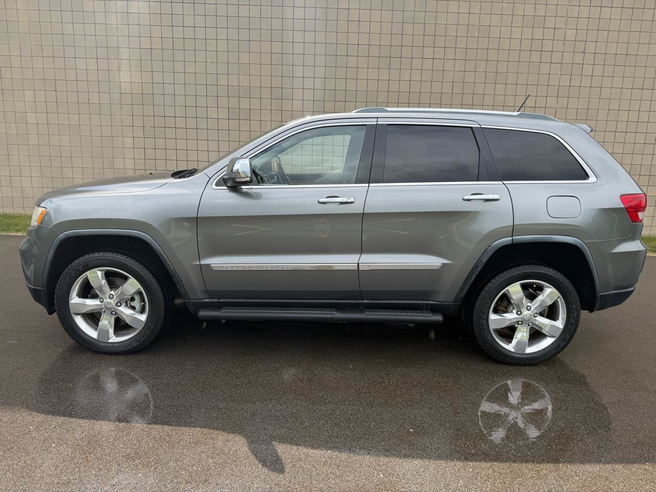 Used 2012 Jeep Grand Cherokee Overland w/ Mopar Chrome Edition Group AWD/4WD image 8