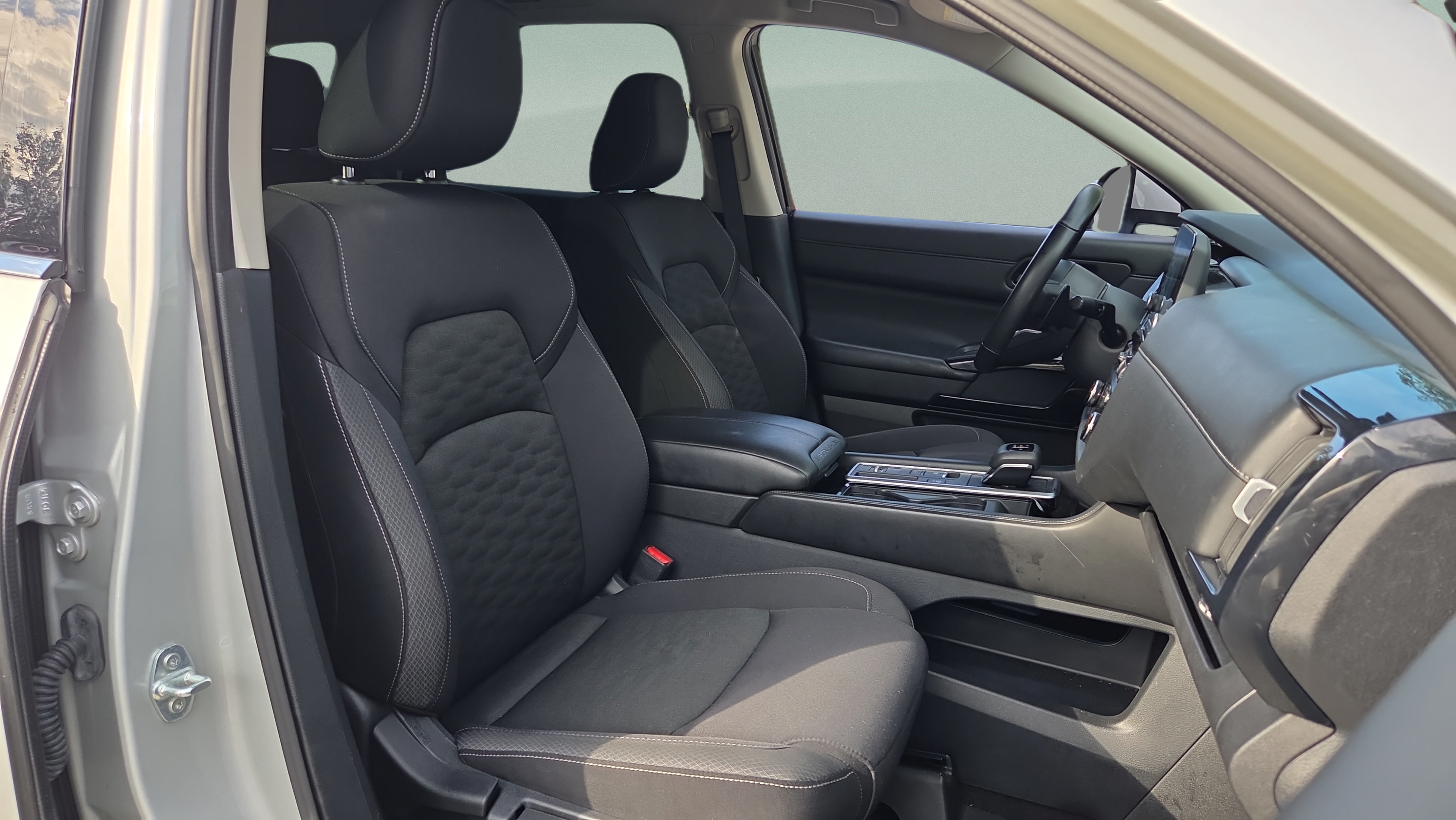 Used 2025 Nissan Pathfinder SV FWD image 15