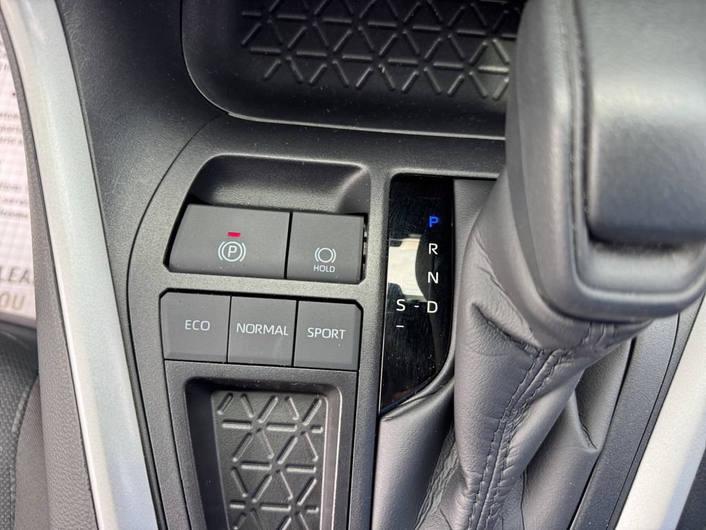 Used 2025 Toyota RAV4 XLE w/ Convenience Package FWD image 28