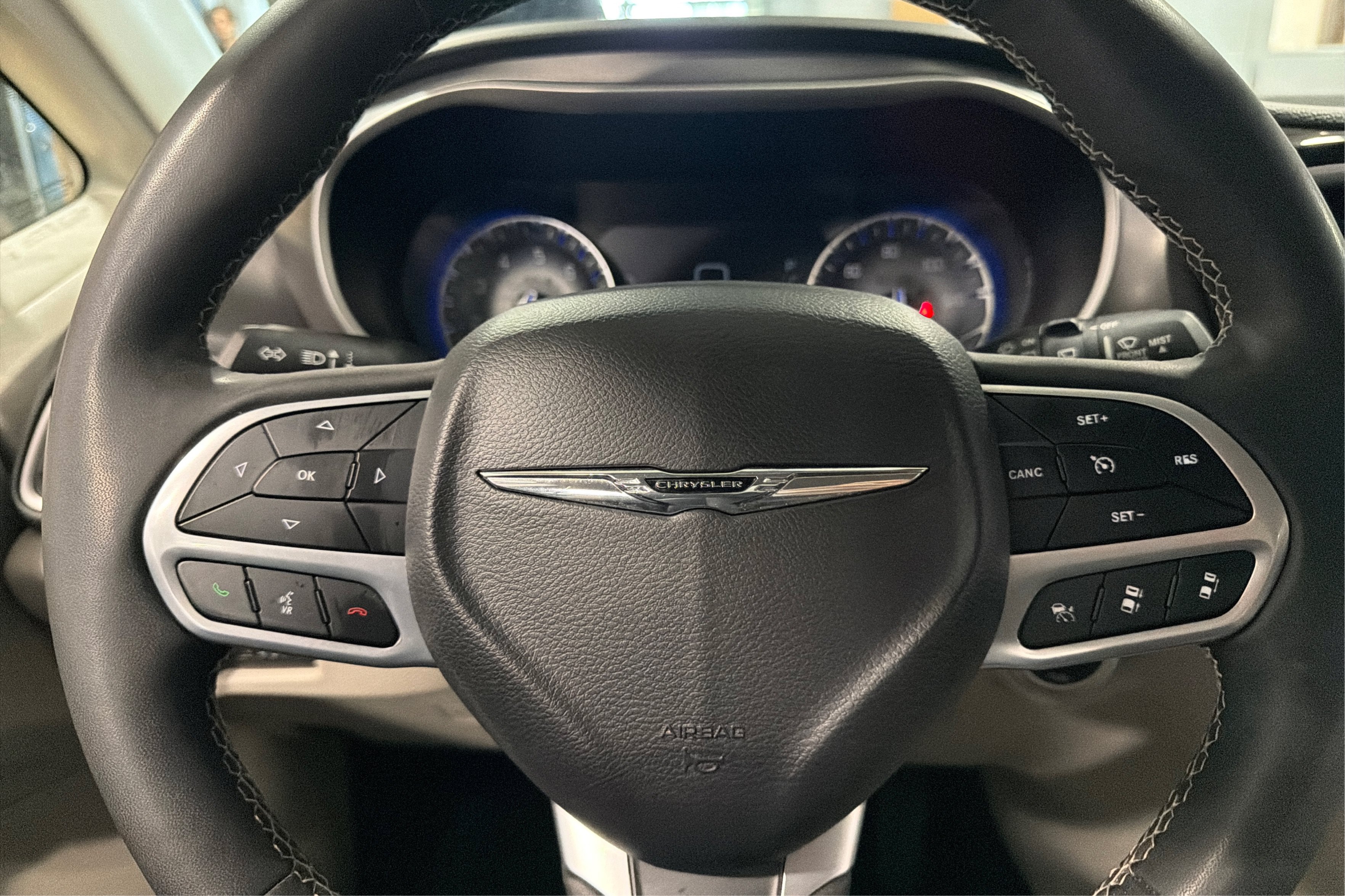 Used 2023 Chrysler Pacifica Touring-L FWD image 23