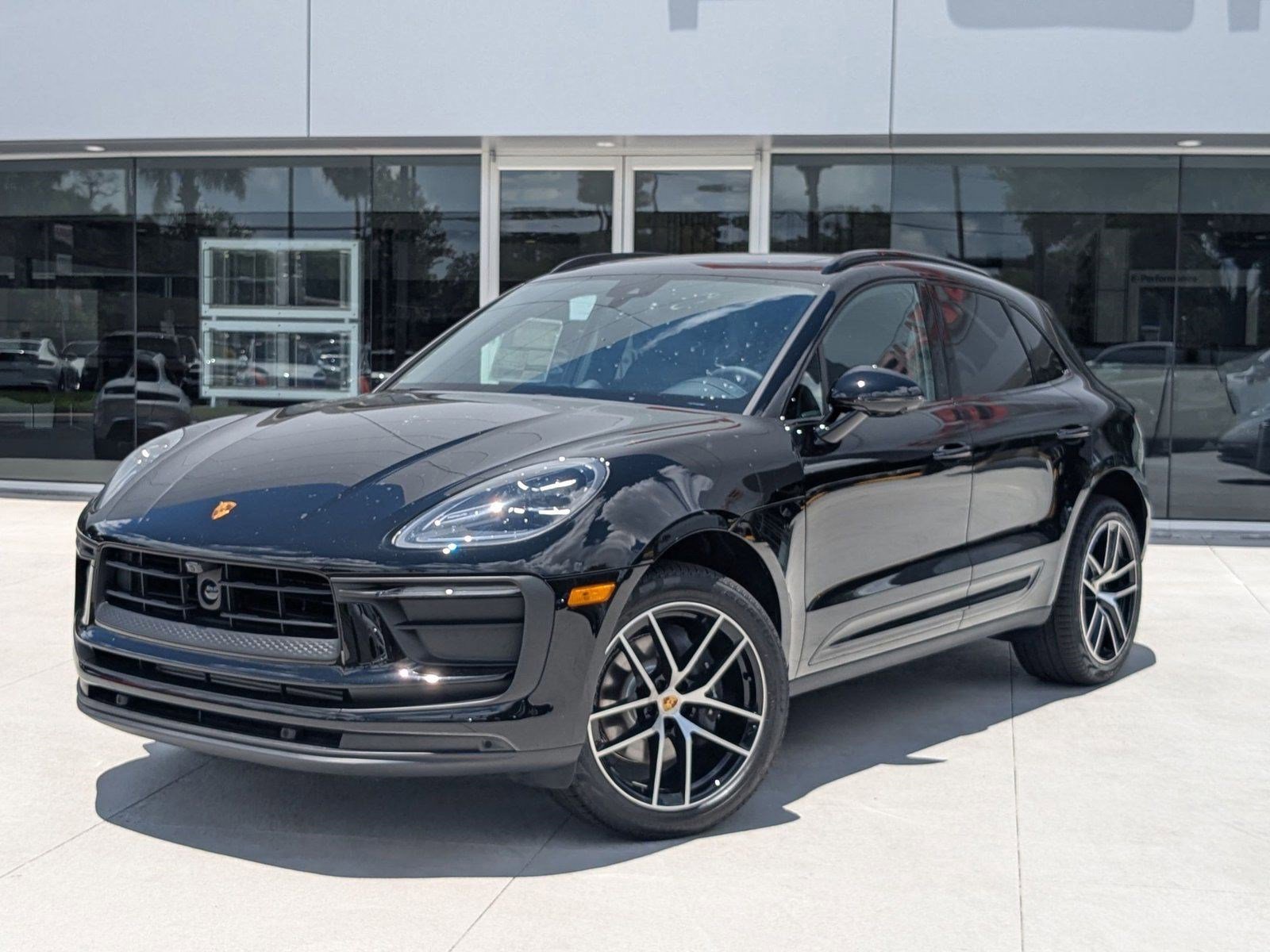 Certified 2025 Porsche Macan image 1