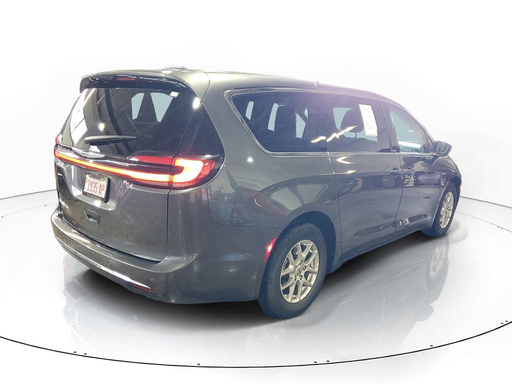 Used 2023 Chrysler Pacifica Touring-L FWD image 4
