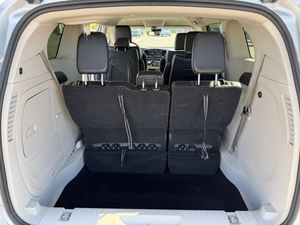 Used 2023 Chrysler Pacifica Touring-L FWD image 23
