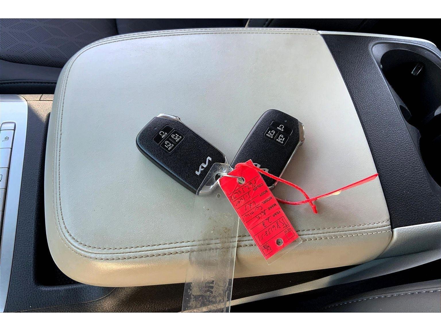 Used 2023 Kia Carnival LX image 12