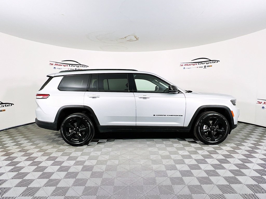 Used 2025 Jeep Grand Cherokee L Limited w/ Black Appearance Package AWD/4WD image 9