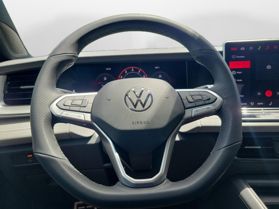 New 2026 Volkswagen Tiguan SE R-Line FWD image 10