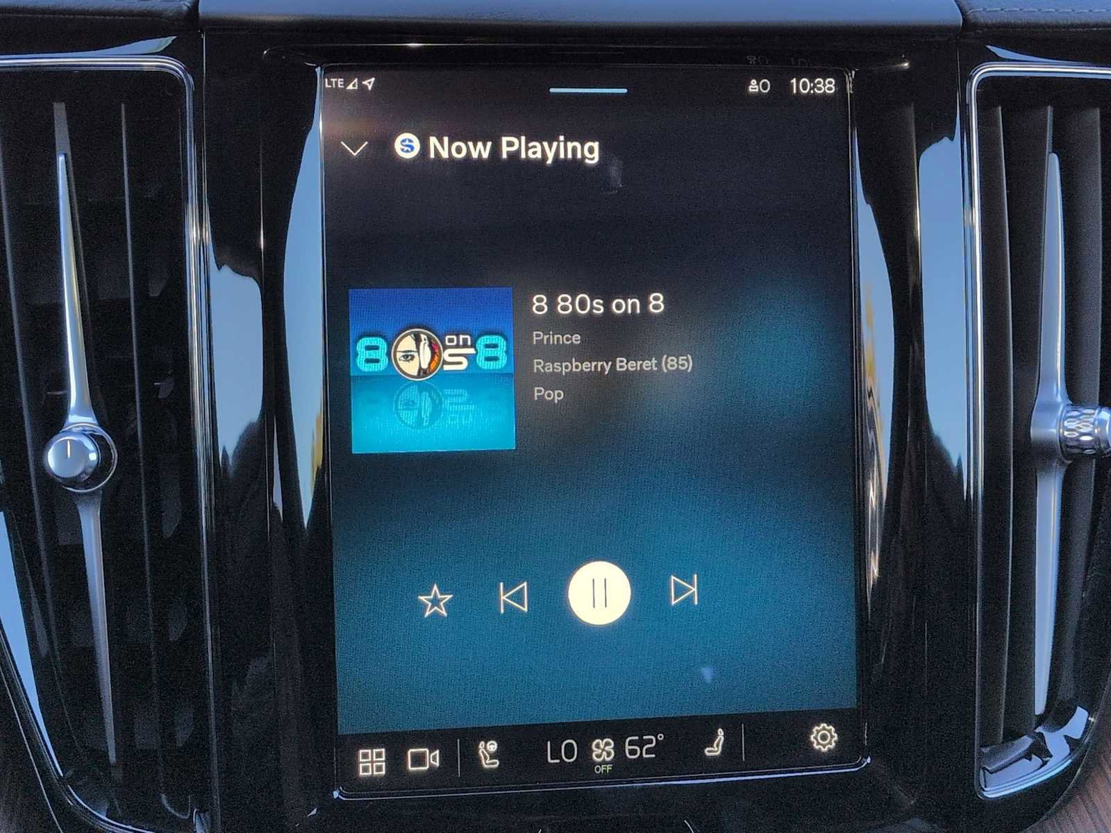 Used 2025 Volvo XC60 T8 Ultra image 31