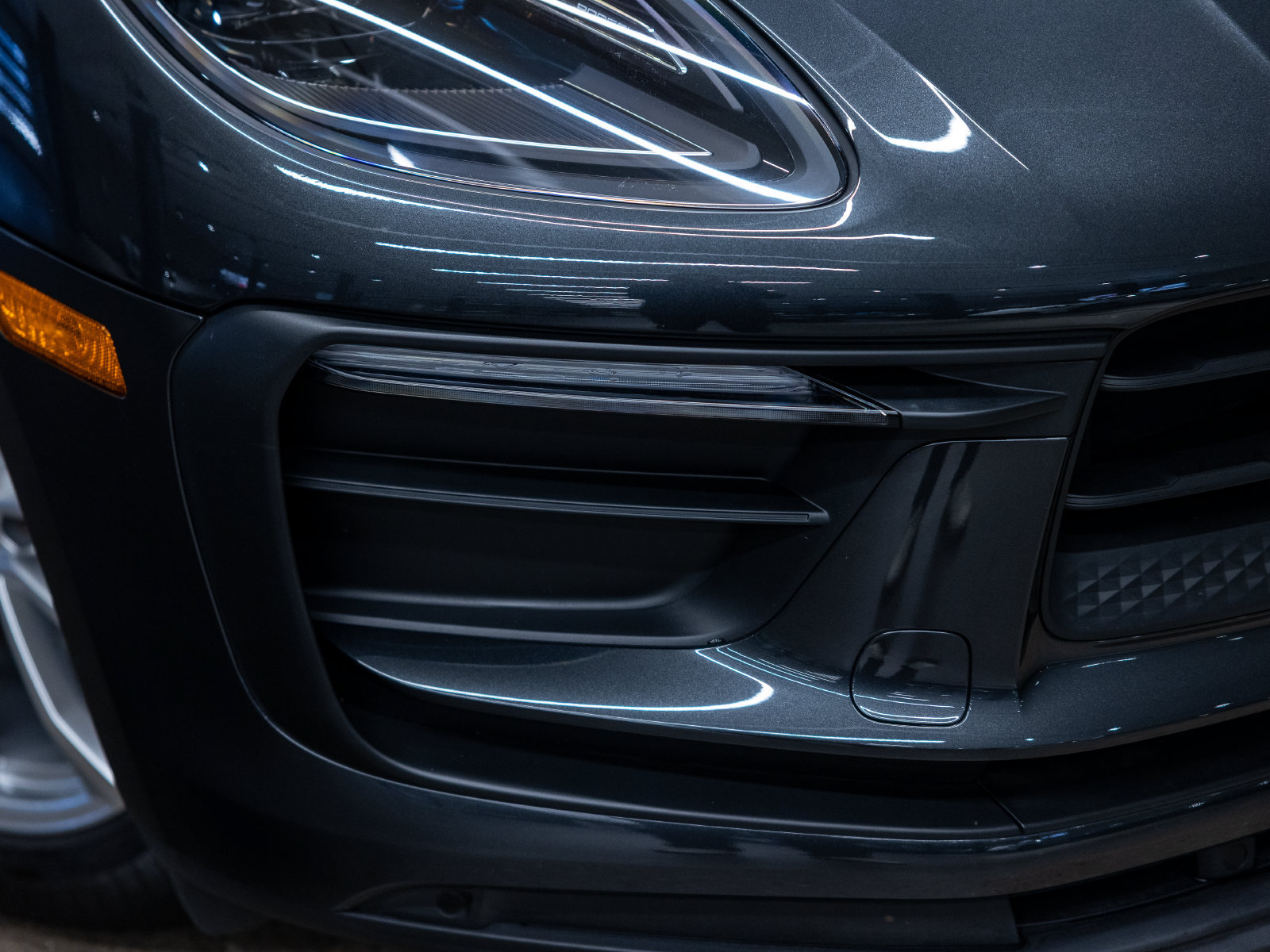 Certified 2023 Porsche Macan AWD/4WD image 17