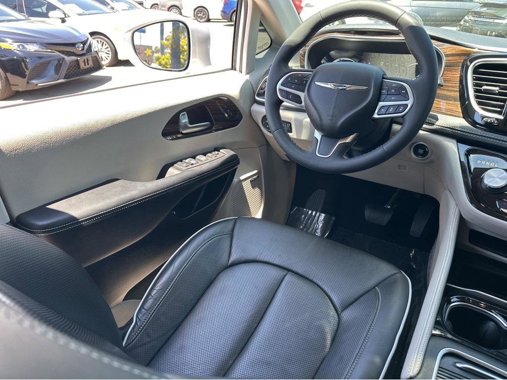 Used 2022 Chrysler Pacifica Limited image 19