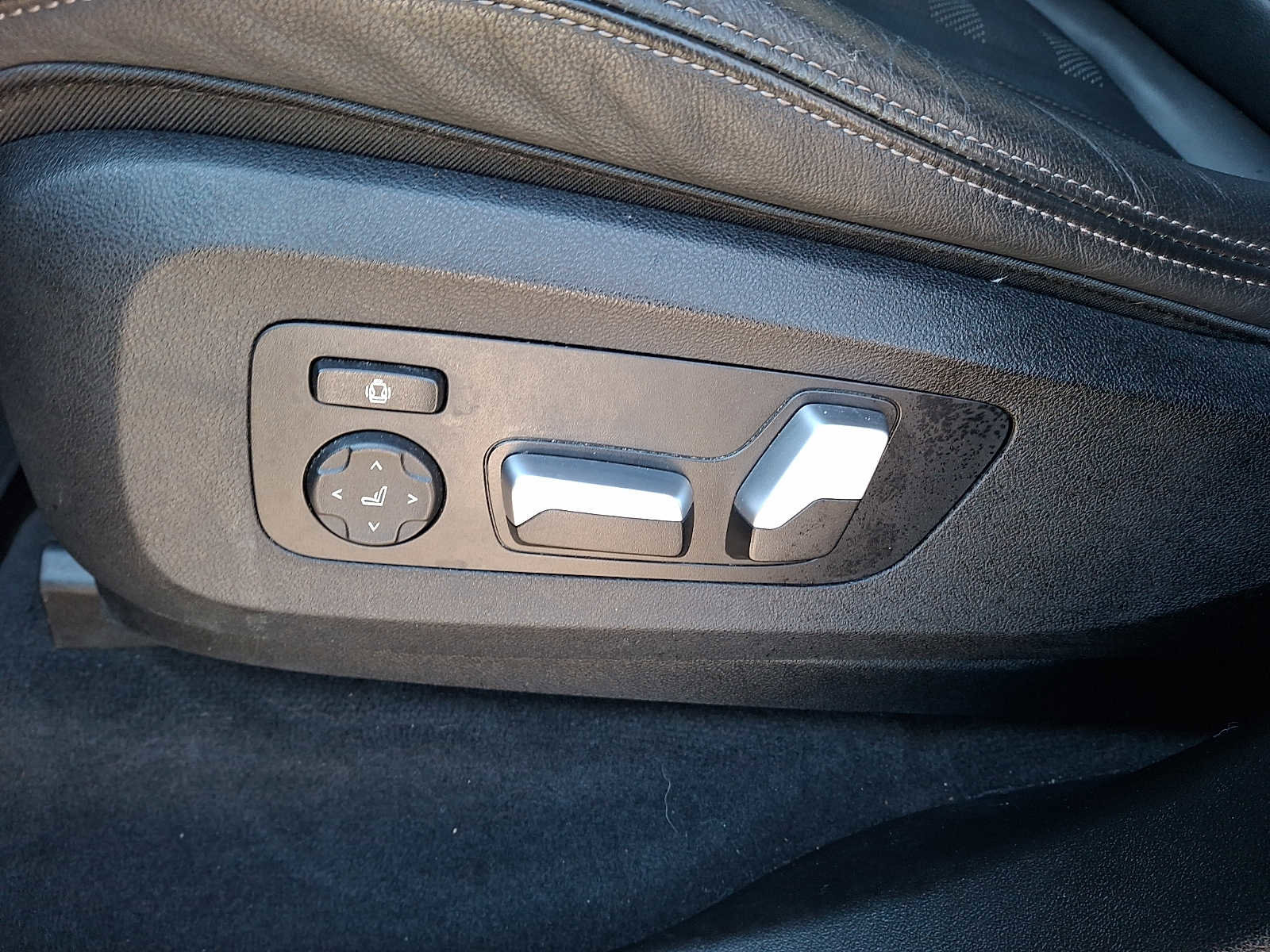 Used 2022 BMW X5 xDrive40i w/ M Sport Package image 11