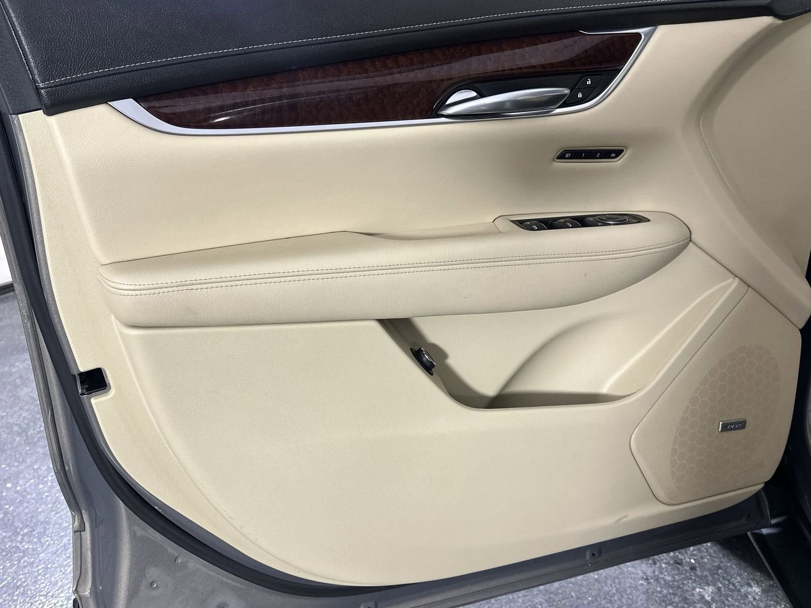 Used 2018 Cadillac XT5 Luxury w/ LPO, Wheel Lock Package image 32