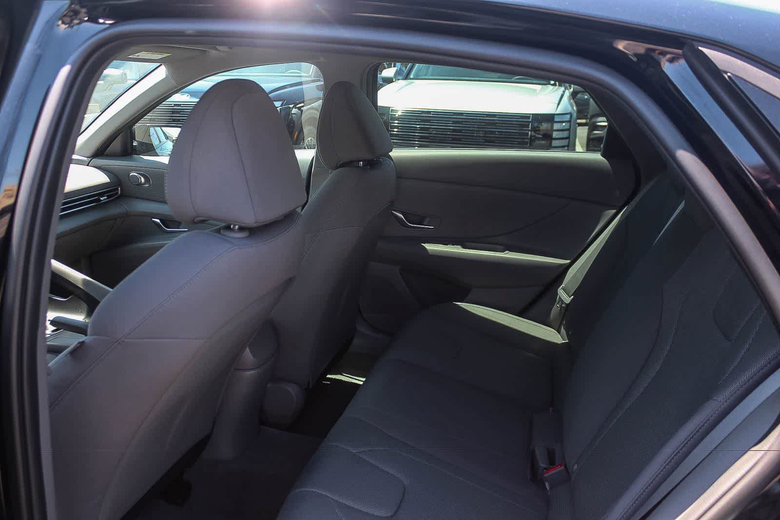 Certified 2023 Hyundai Elantra SE FWD image 23