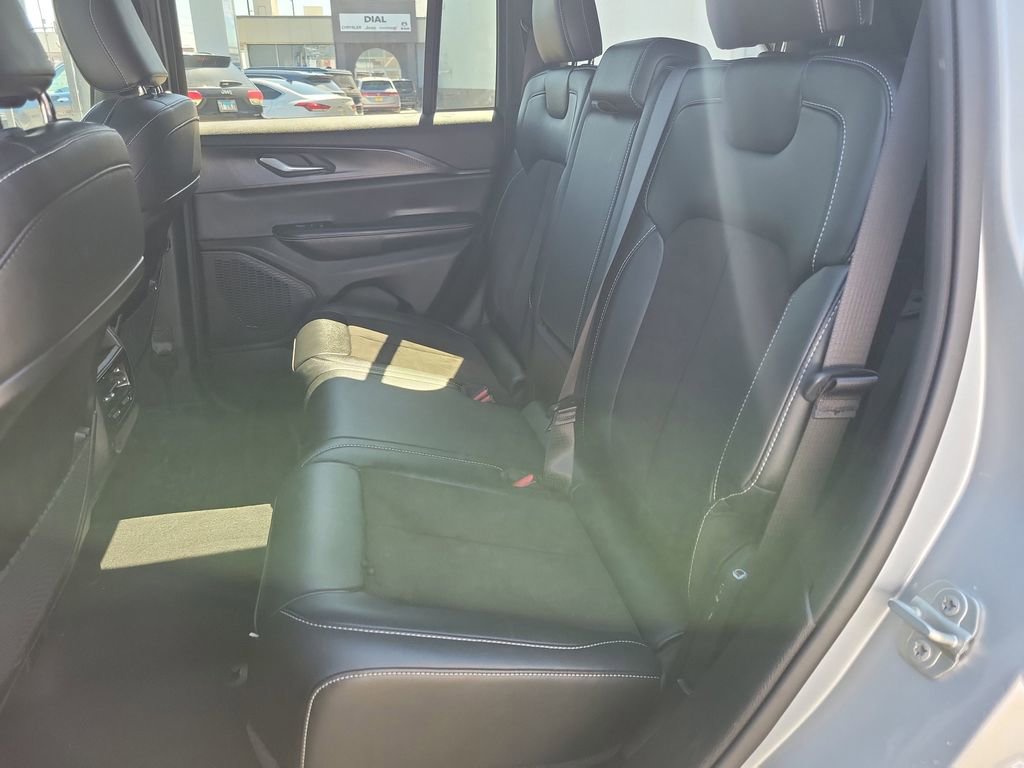 Used 2023 Jeep Grand Cherokee Altitude image 10