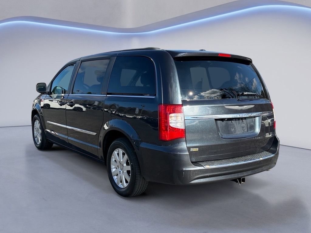 Used 2014 Chrysler Town & Country Touring image 5