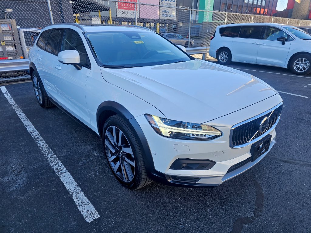 Certified 2025 Volvo V90 B6 Cross Country Plus AWD/4WD image 27