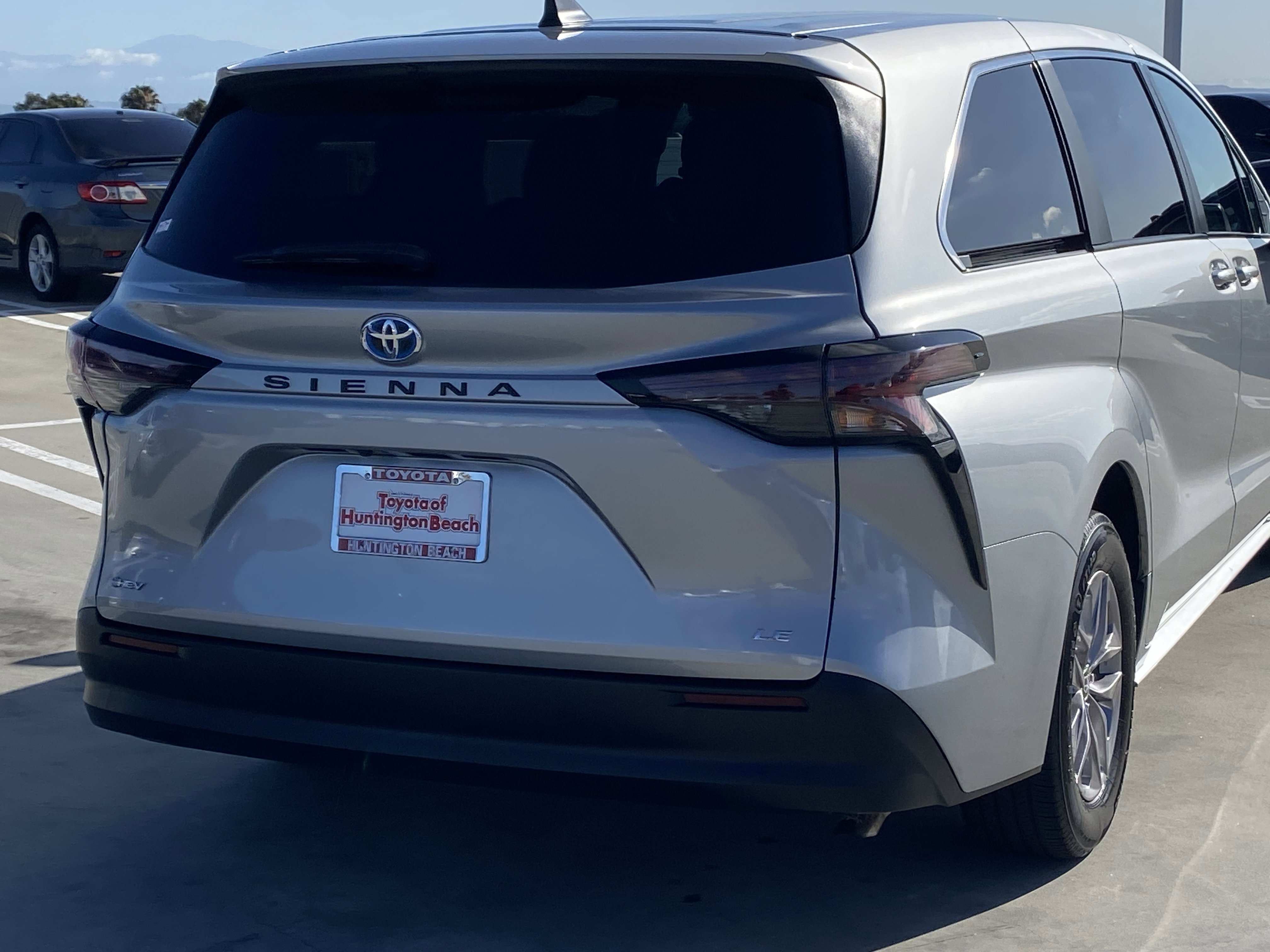 Certified 2025 Toyota Sienna LE FWD image 4