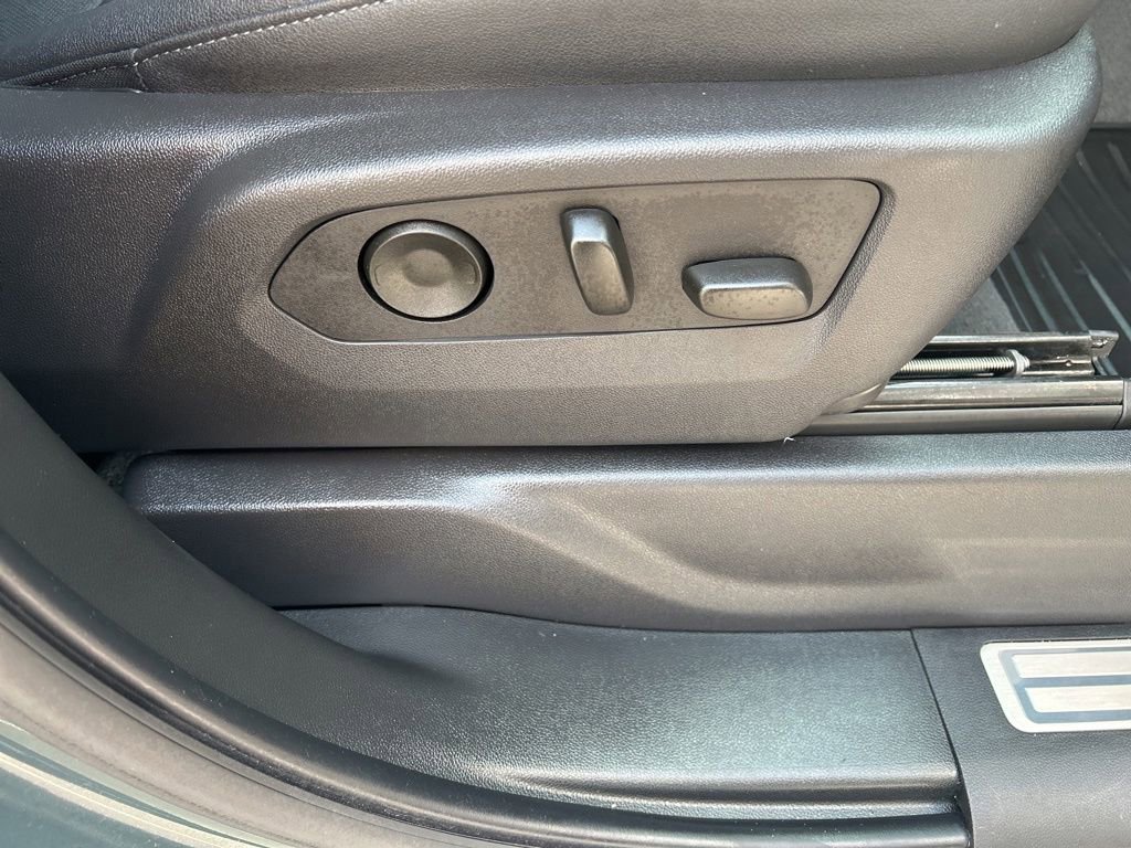 Used 2025 Chevrolet Silverado 2500 LTZ w/ LTZ Convenience Package image 33