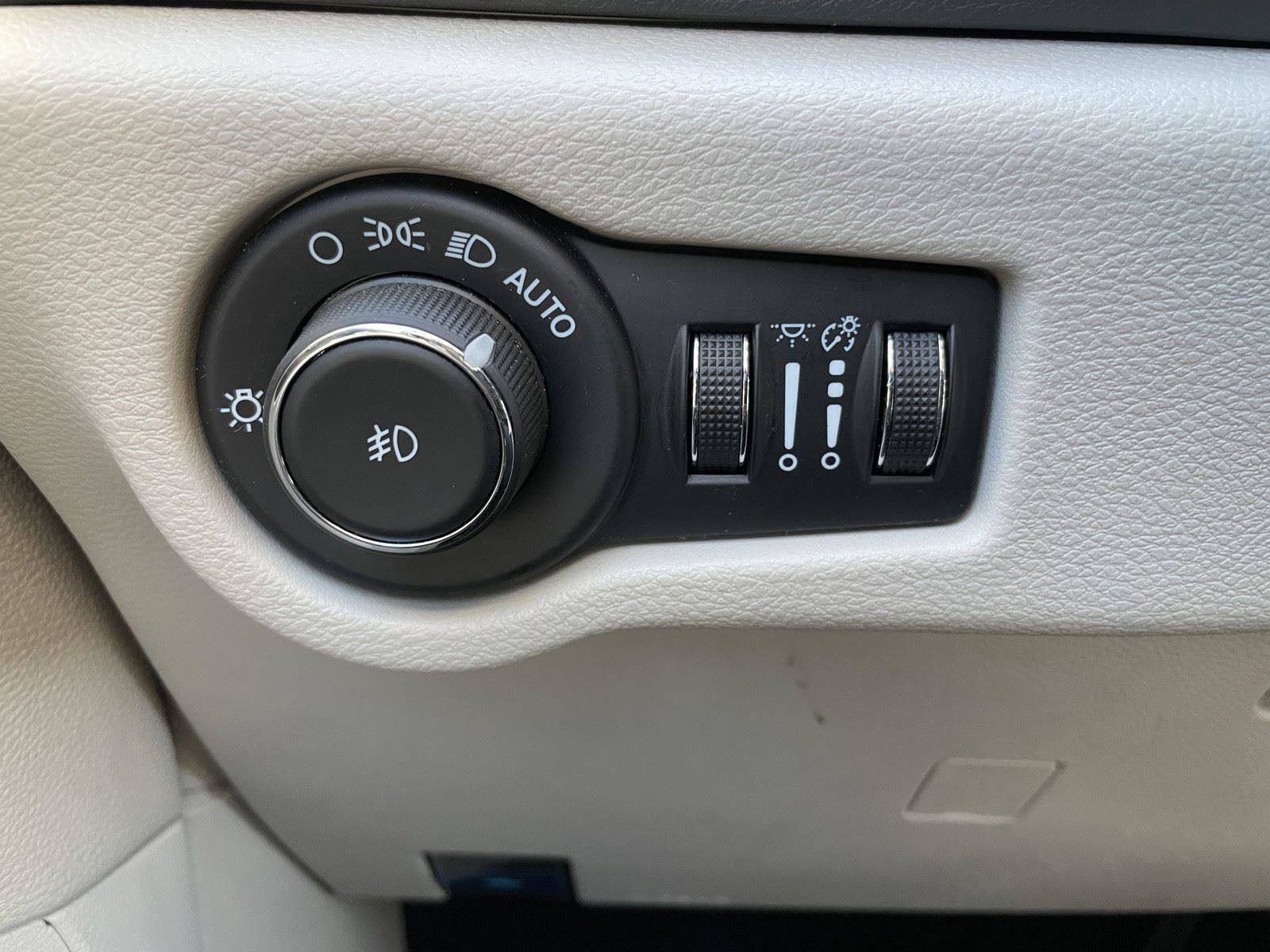 Used 2023 Chrysler Pacifica Touring-L image 33