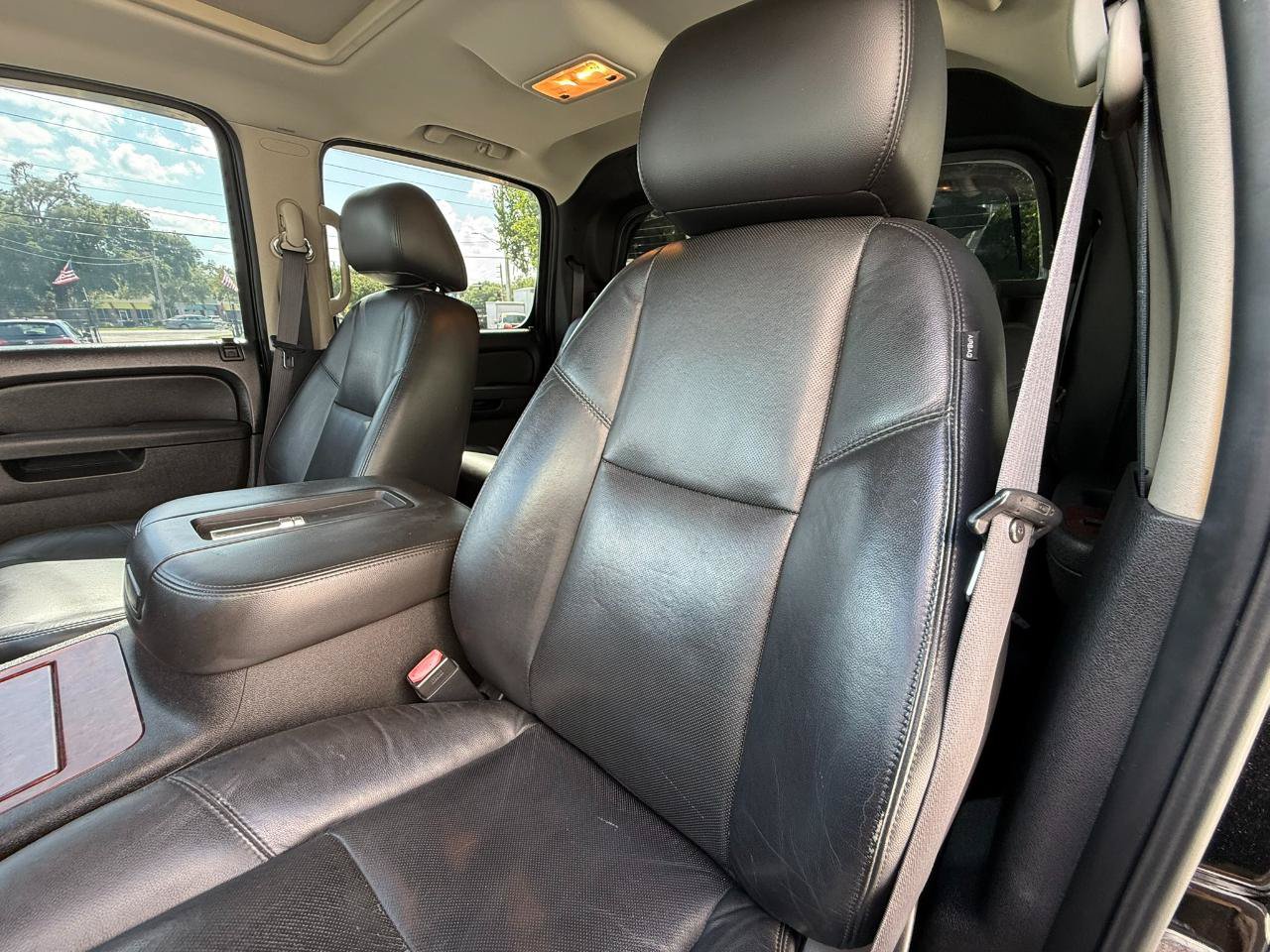 Used 2011 Chevrolet Avalanche LTZ AWD/4WD image 23