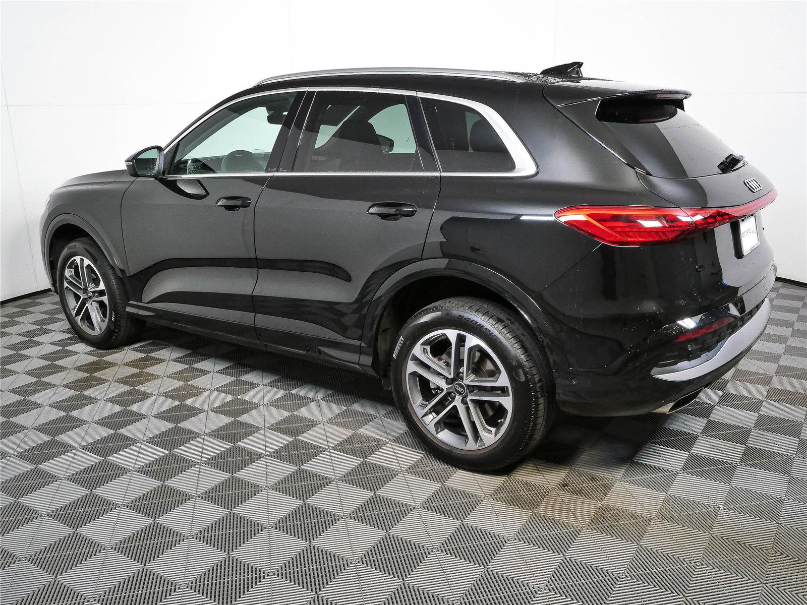 Used 2025 Audi Q5 Premium w/ Convenience Package AWD/4WD image 31