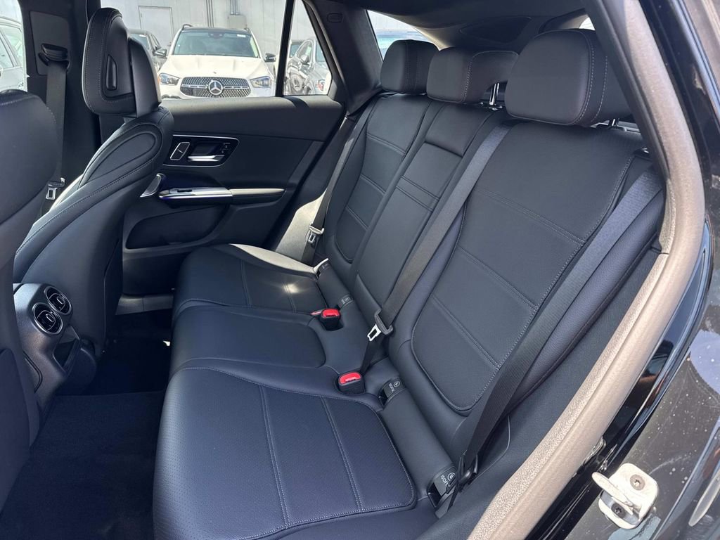 Used 2025 Mercedes-Benz GLC 300 image 7