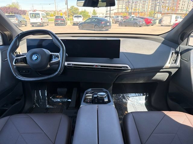 Used 2023 BMW iX xDrive50 w/ Sport Package AWD/4WD image 18