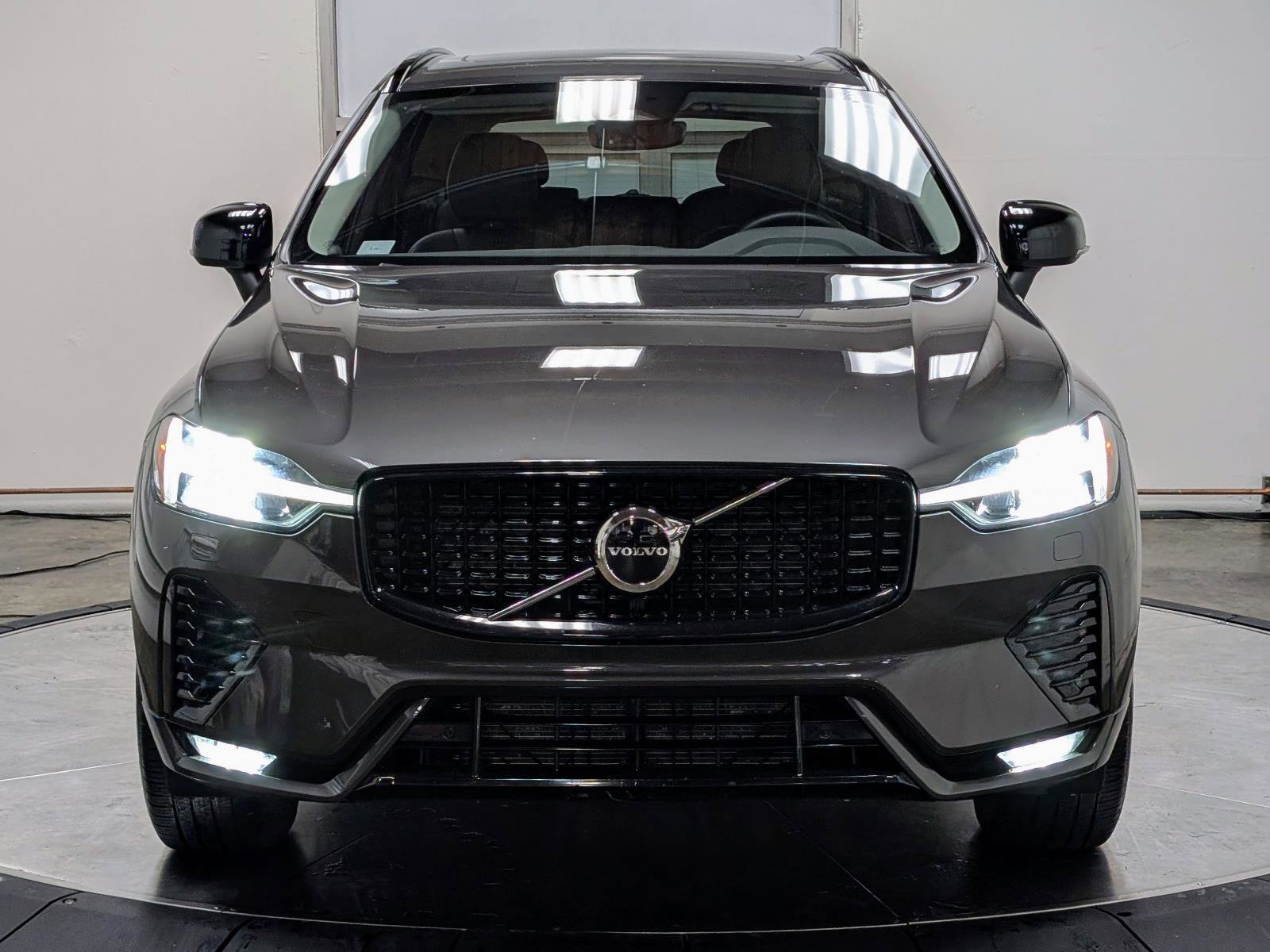 Used 2025 Volvo XC60 B5 Core AWD/4WD image 3