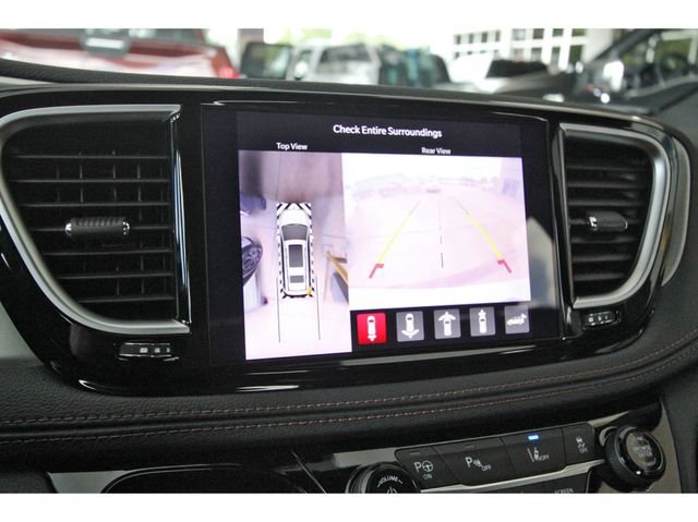 Used 2025 Chrysler Pacifica Pinnacle FWD image 24