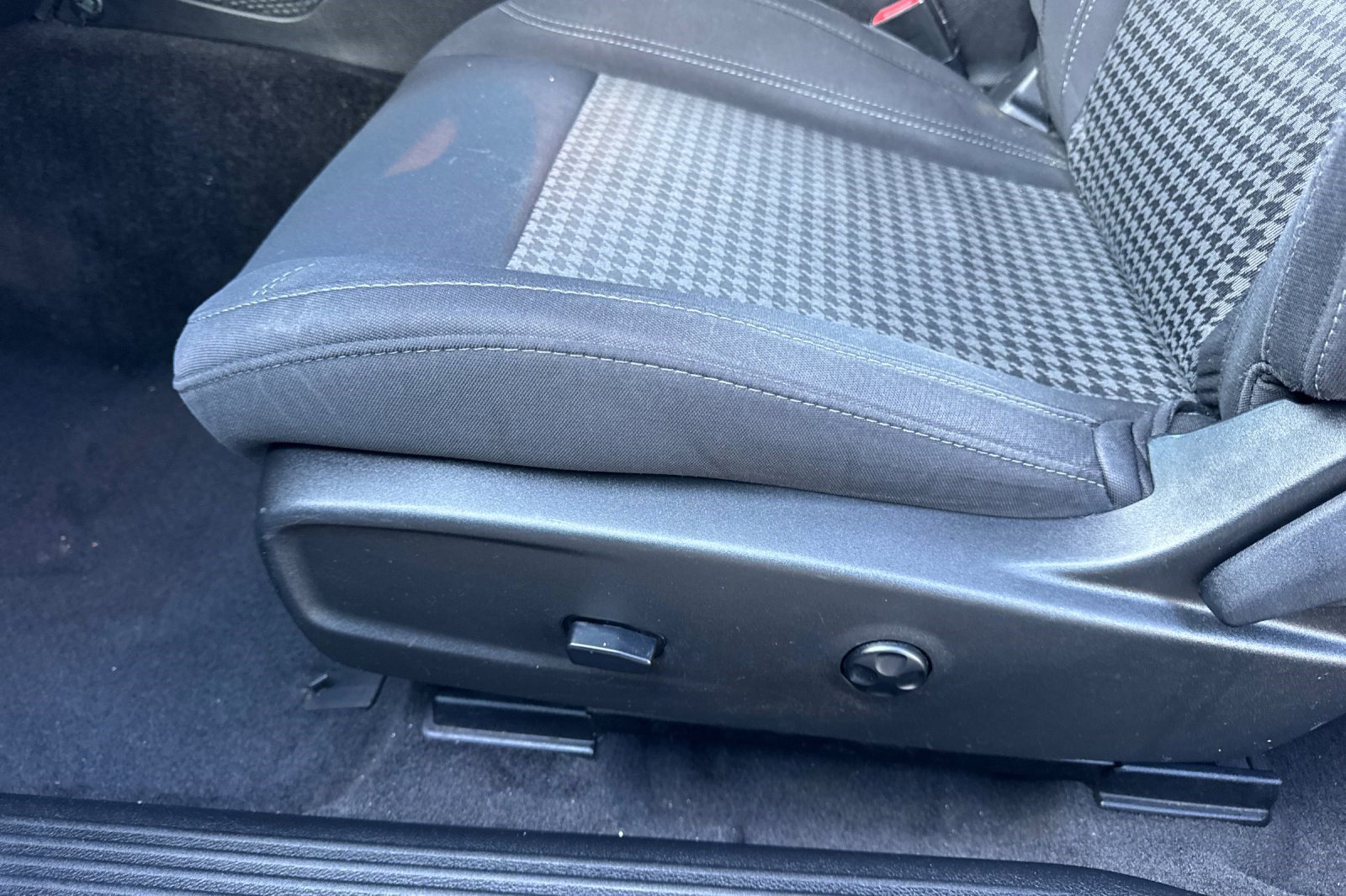 Used 2015 Dodge Challenger SXT image 13