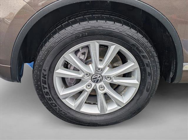 Used 2013 Volkswagen Touareg Sport image 10