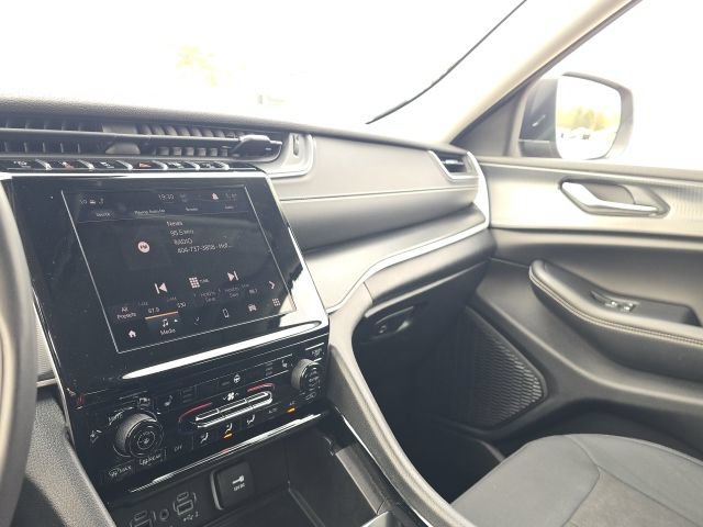 Used 2023 Jeep Grand Cherokee Laredo RWD image 26