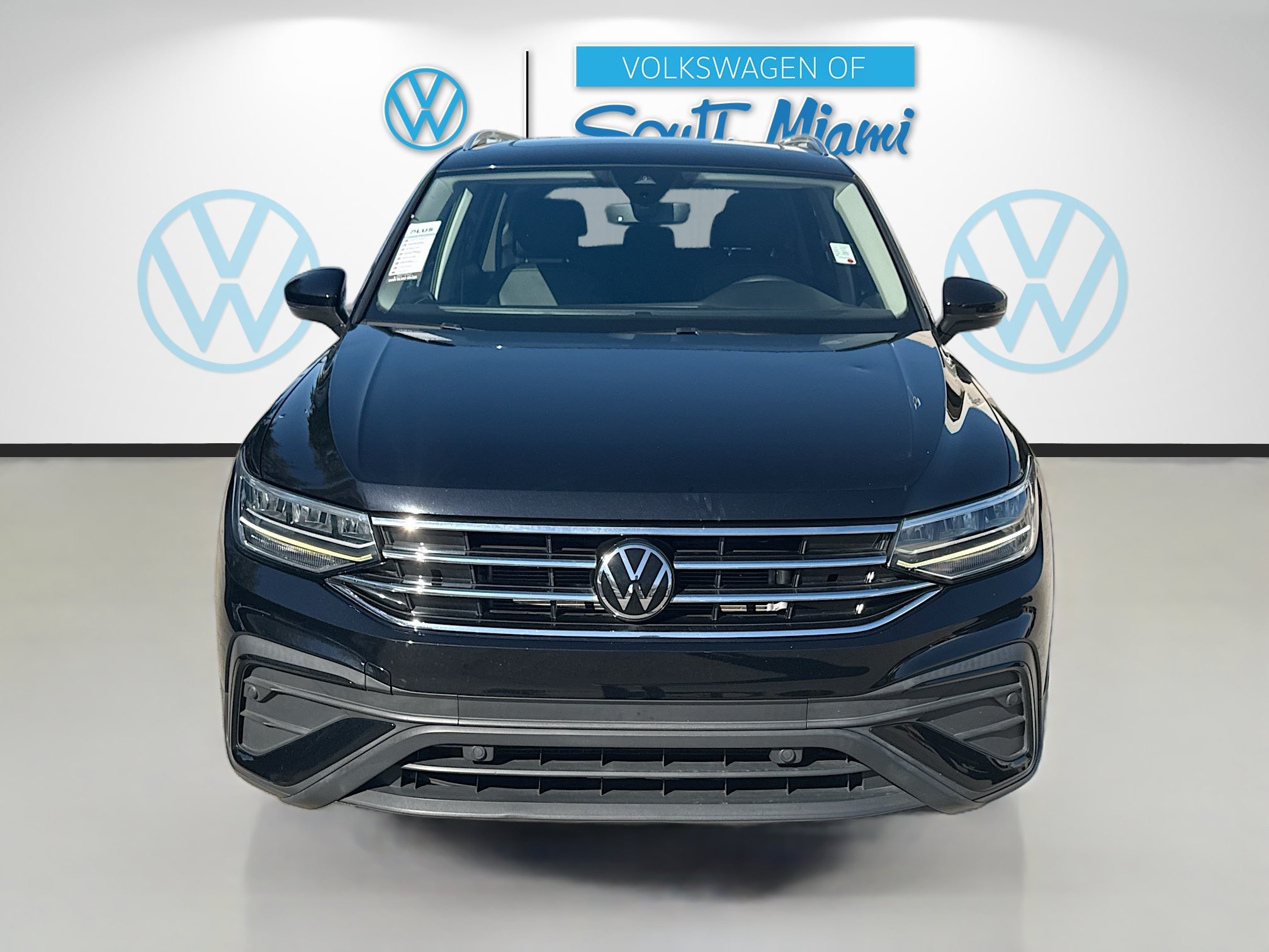 Used 2023 Volkswagen Tiguan SE w/ Panoramic Sunroof Package FWD image 2