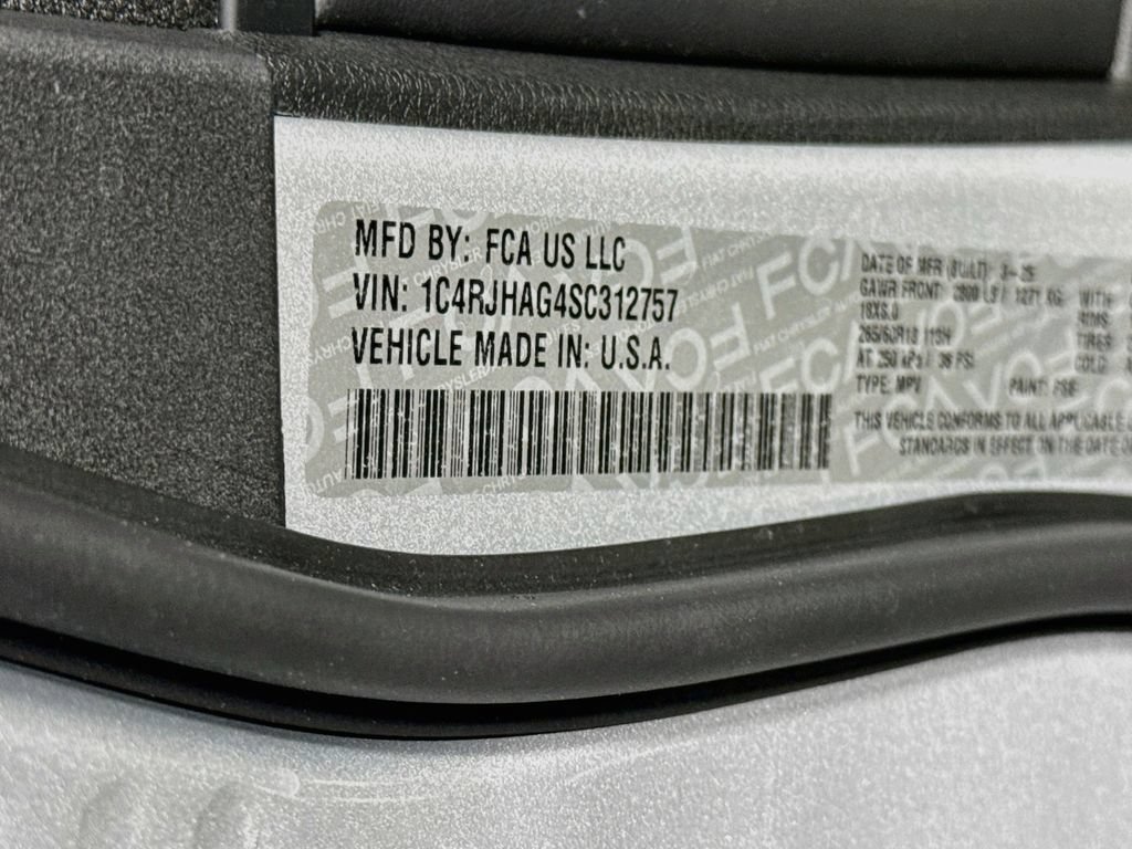 Used 2025 Jeep Grand Cherokee Laredo X AWD/4WD image 33