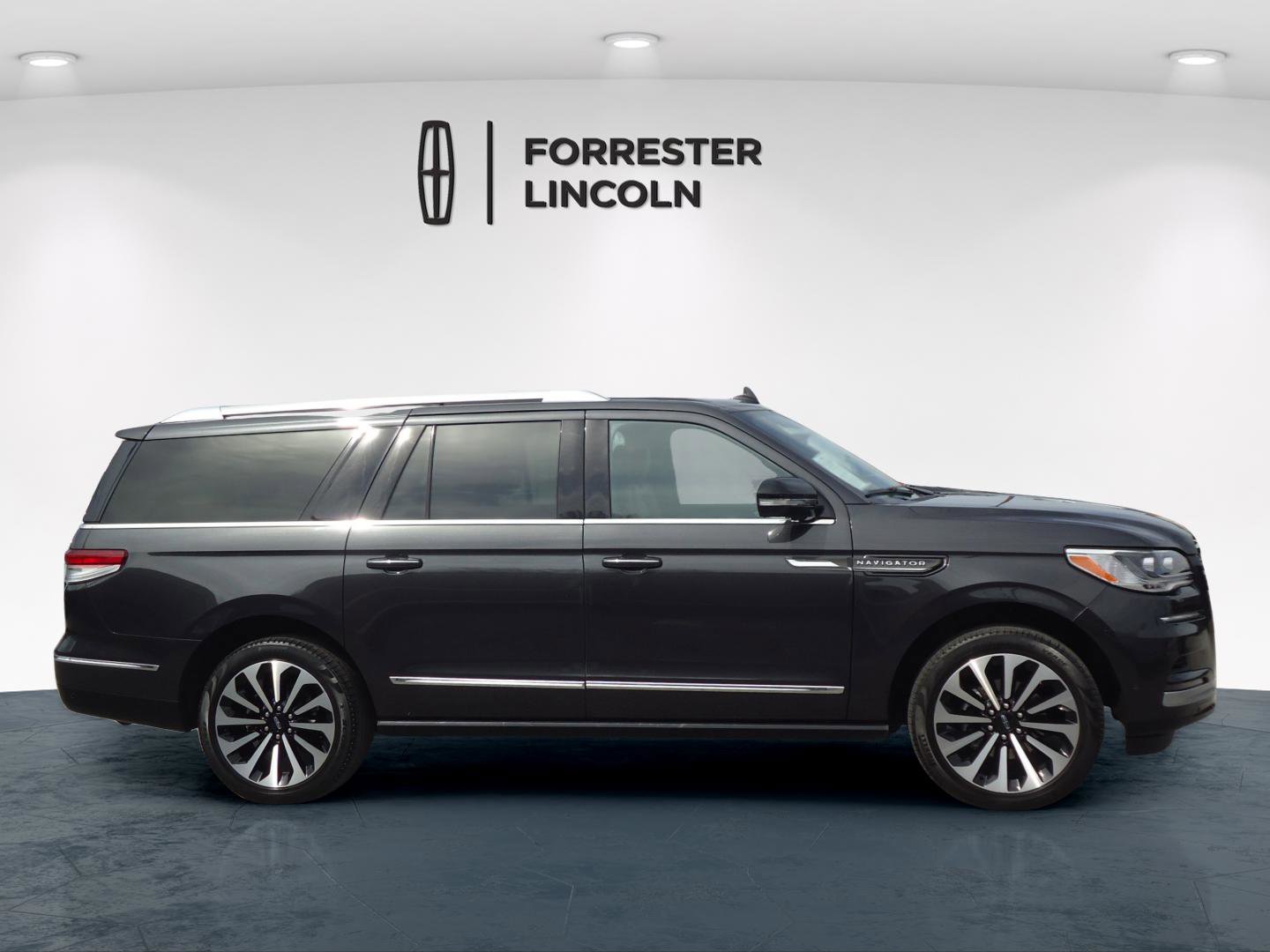 Used 2022 Lincoln Navigator L Reserve image 2