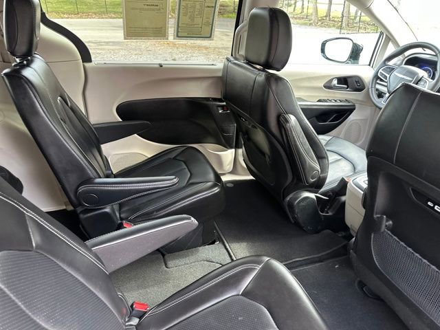 Used 2024 Chrysler Pacifica Touring-L FWD image 20
