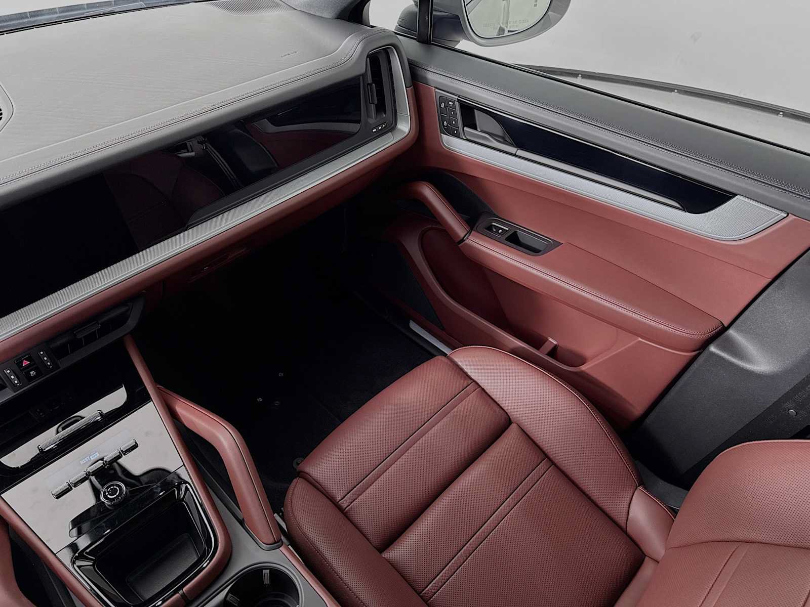 Certified 2025 Porsche Cayenne Coupe AWD/4WD image 24