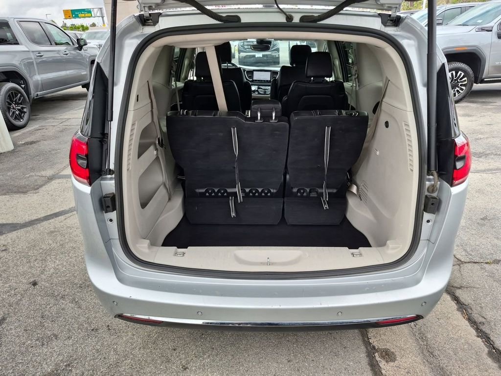 Used 2023 Chrysler Pacifica Touring-L FWD image 19