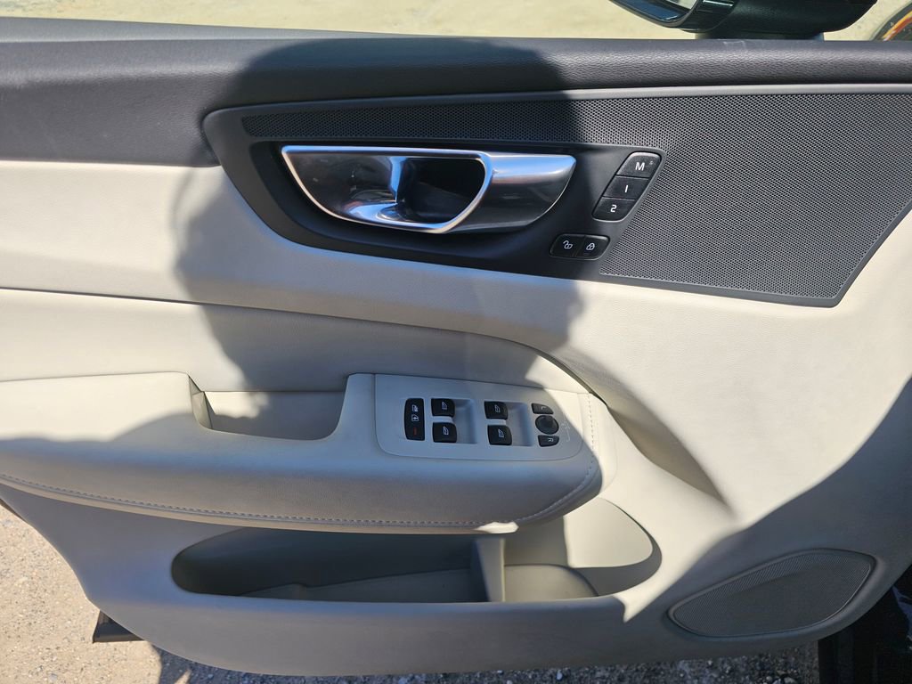 Certified 2023 Volvo XC60 B5 Plus w/ Protection Package Premier AWD/4WD image 19