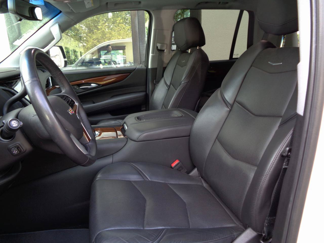 Used 2019 Cadillac Escalade Luxury AWD/4WD image 2