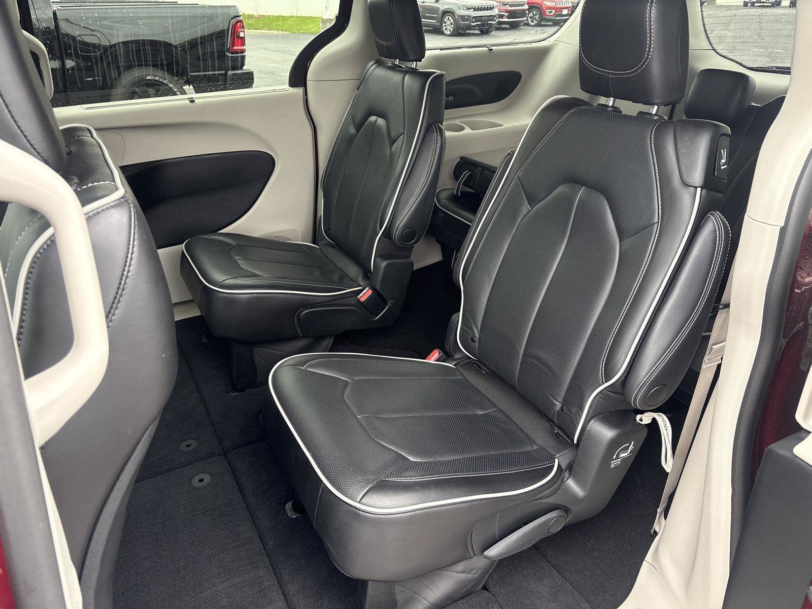 Used 2023 Chrysler Pacifica Limited FWD image 10