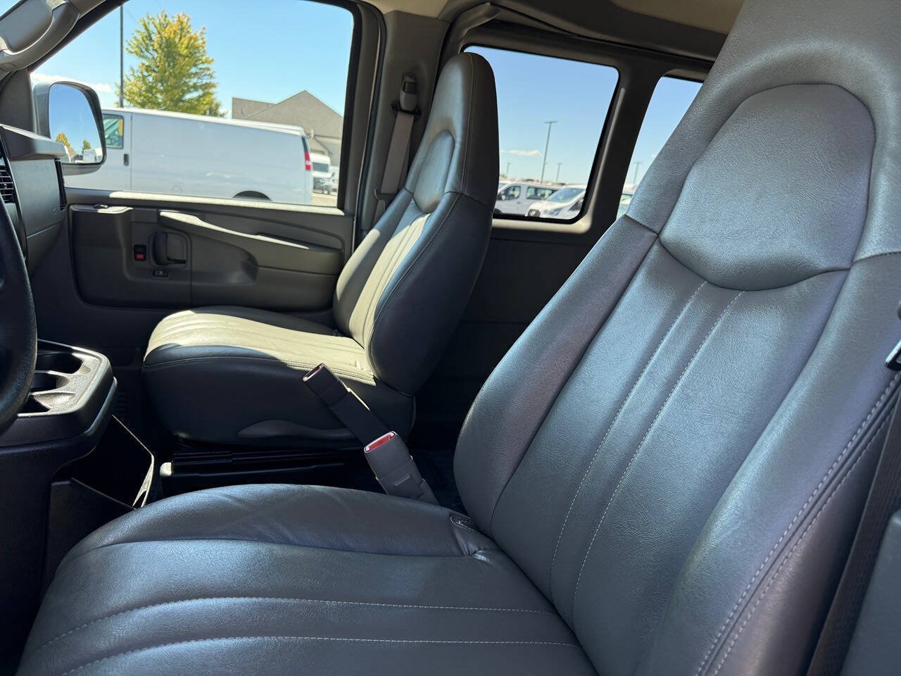 Used 2005 Chevrolet Express 2500 Passenger RWD image 15