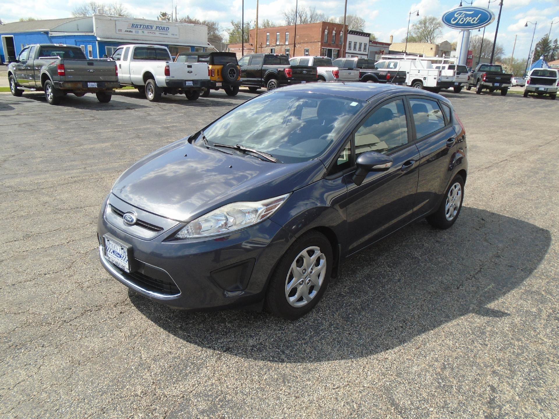 Used 2013 Ford Fiesta SE w/ Super Fuel Economy Pkg FWD image 2