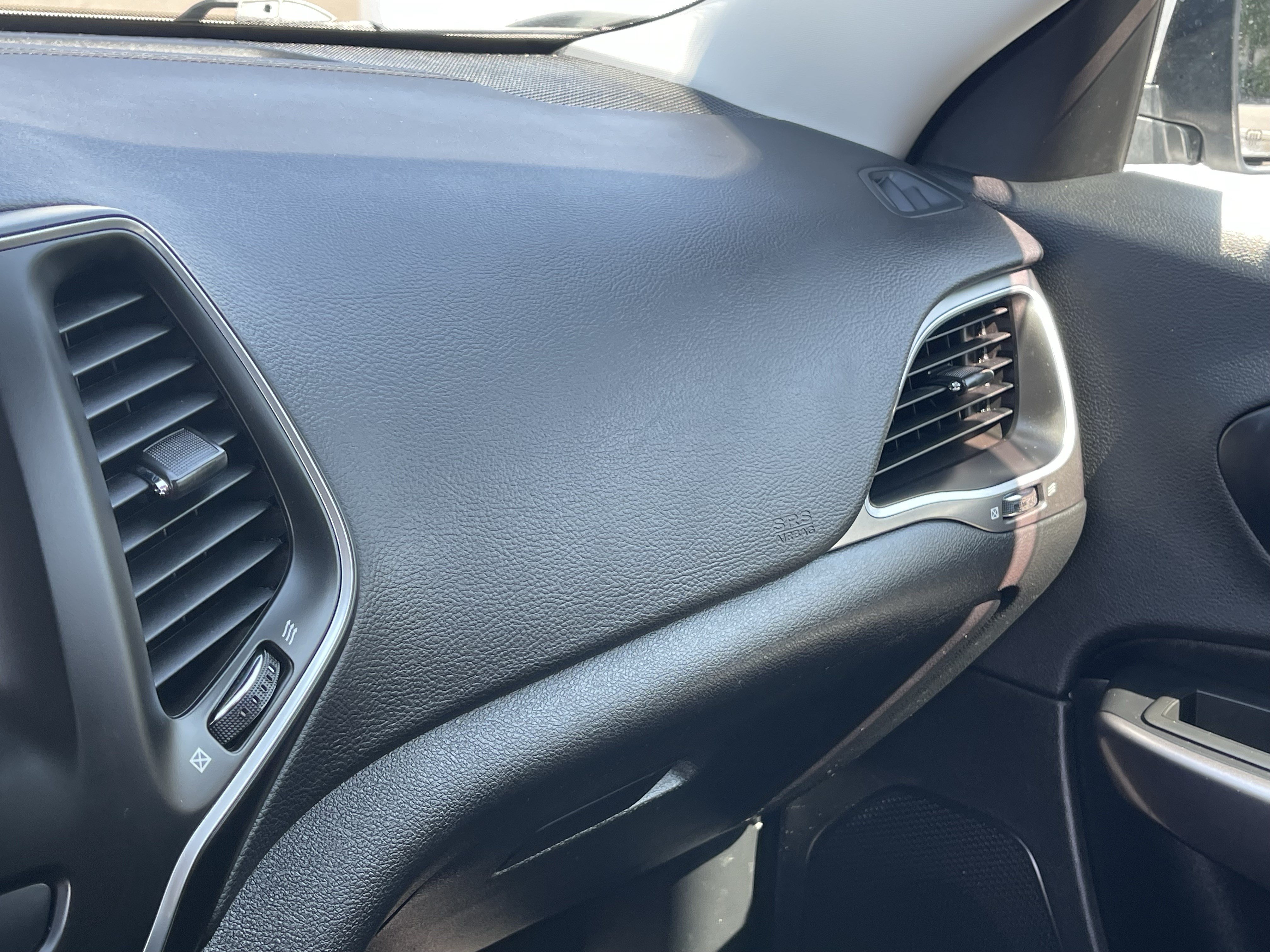 Used 2019 Jeep Cherokee Latitude Plus AWD/4WD image 24