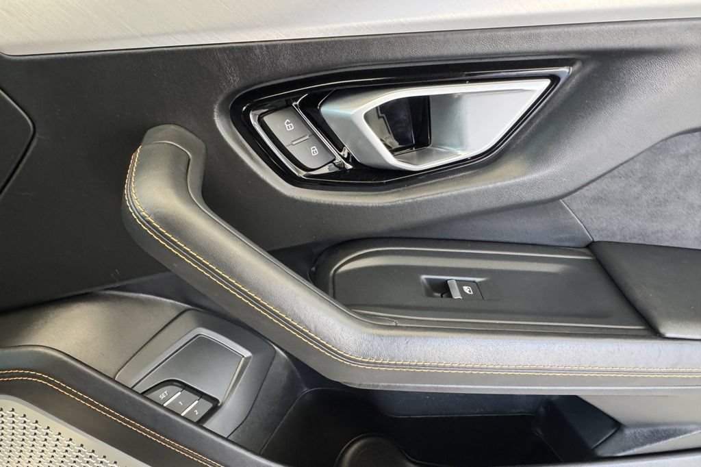 Used 2020 Lamborghini Urus AWD/4WD image 21