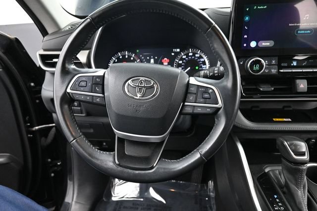Used 2023 Toyota Highlander XLE AWD/4WD image 12