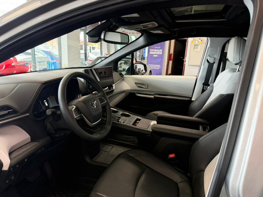 Used 2025 Toyota Sienna XSE FWD image 34